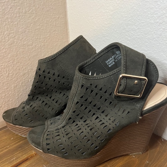 Jasmin Women's Wedges Size 8 Hunter Green Suede with buckle closure - Picture 3 of 11